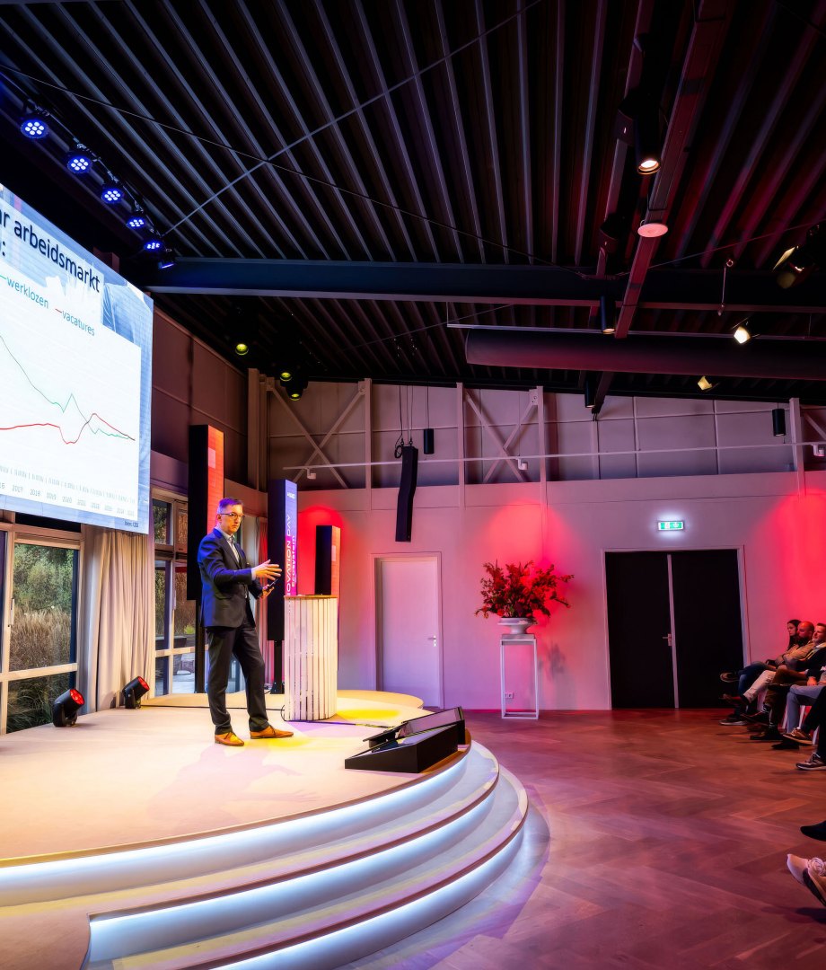 Martin Visser als spreker op het podium